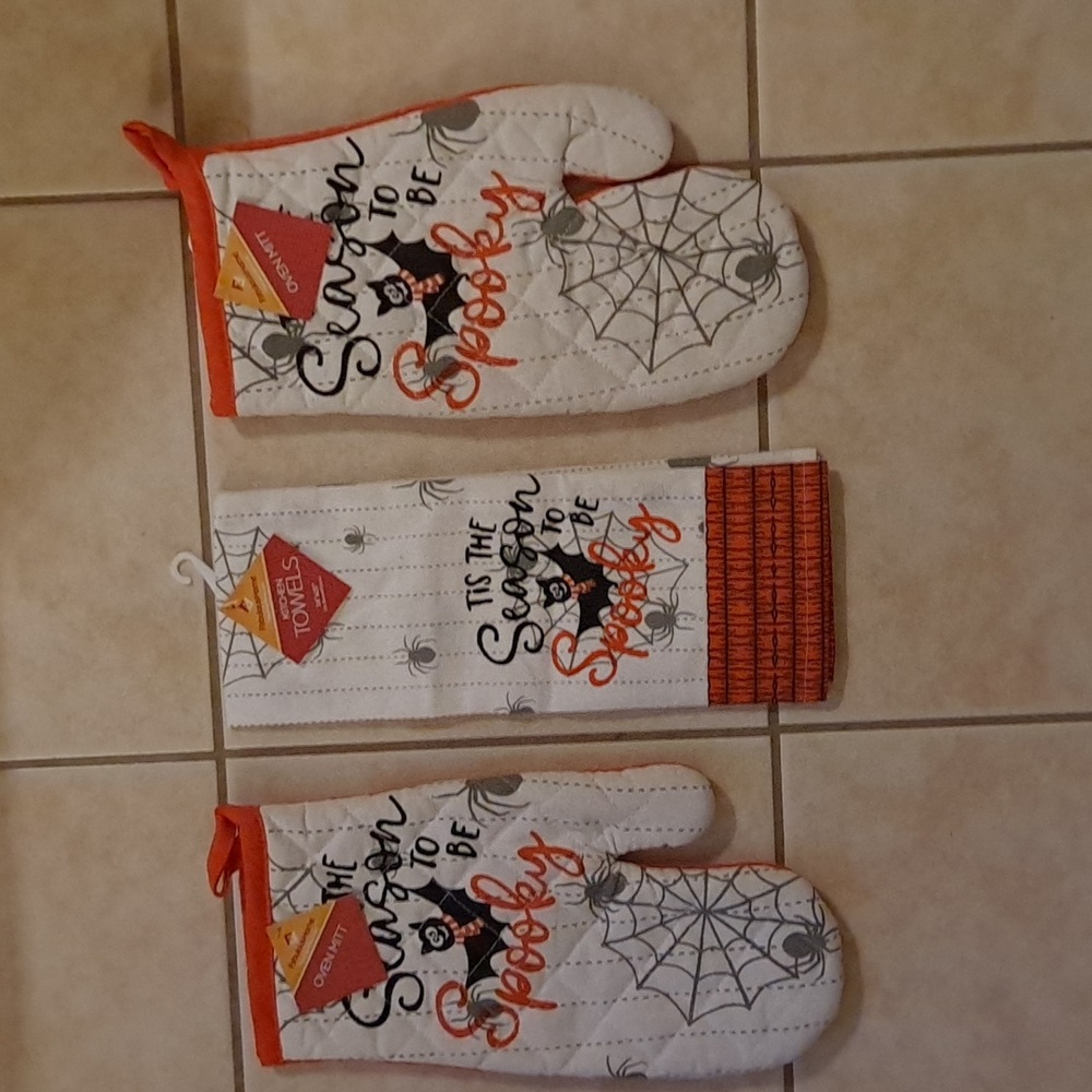Halloween Oven Mitt and Towel  Set